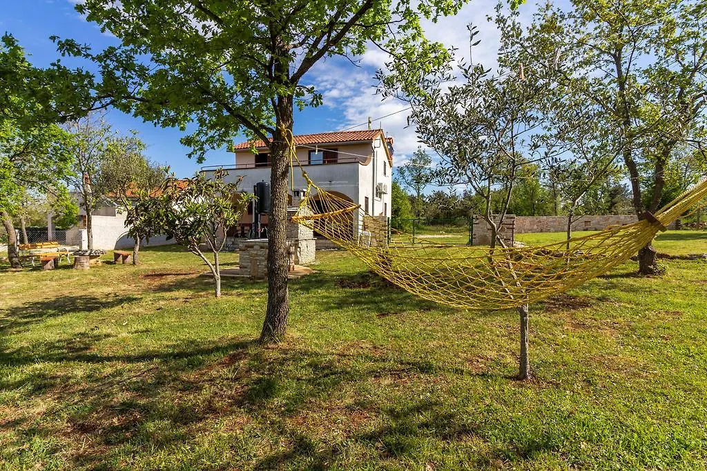House At Villa Peroj Tatil Evi